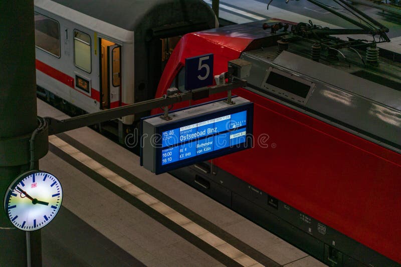 Hauptbahnhof, Berlin, Allemagne - 7 juillet 2019 : Baederbahnzug de Berlin à Binz à la plate-forme photos libres de droits Hauptbahnhof, Berlin, Allemagne - 7 juillet 2019 : Baederbahnzug de Berlin à Binz à la plate-forme photos libres de droits