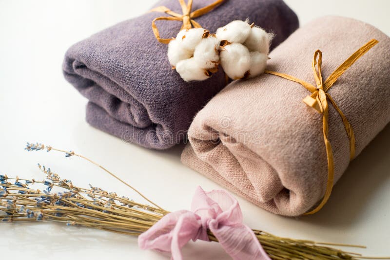 Hauptinnenraum, nähender Schneider, diy Konzept Haufen von bunten Stoffgeweben Farbbaumwollleinenkleidung stockfotos Hauptinnenraum, nähender Schneider, diy Konzept Haufen von bunten Stoffgeweben Farbbaumwollleinenkleidung stockfotos