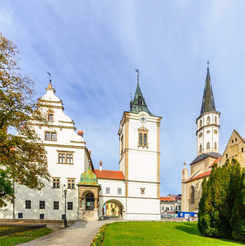 Hauptplatz- und St- Jameskirche in Levoca lizenzfreie stockfotografie Hauptplatz- und St- Jameskirche in Levoca lizenzfreie stockfotografie