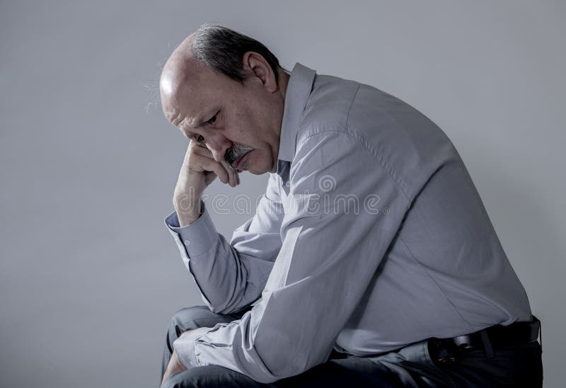 Hauptporträt des älteren reifen alten Mannes auf seinem schauenden 60s traurige und besorgte leidende Schmerz und Krise im Trauri stockfotos Hauptporträt des älteren reifen alten Mannes auf seinem schauenden 60s traurige und besorgte leidende Schmerz und Krise im Trauri stockfotos