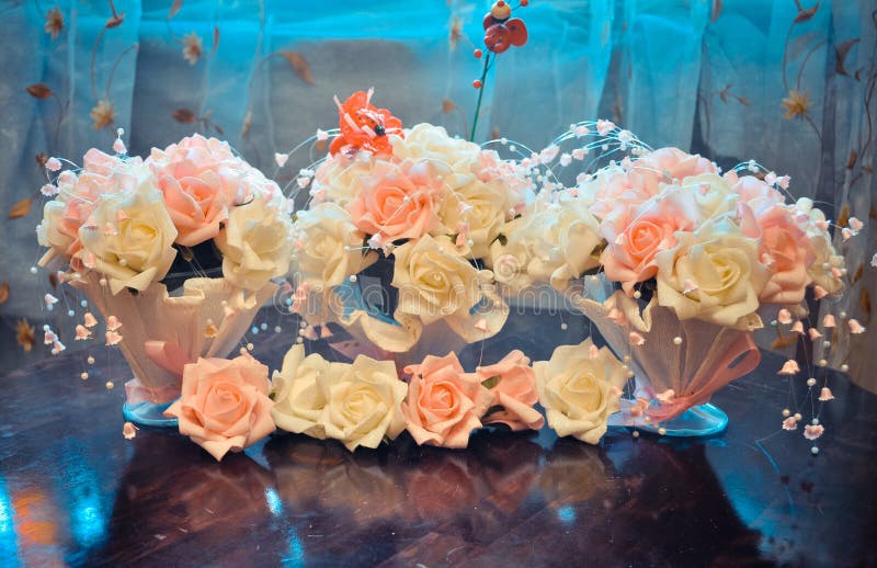 Hauptvorbereitung für die Hochzeit, Budgetdekoration des Hauses und Tabellen, Blumensträuße für Tabellen von weißen und rosa Rose stockfotos Hauptvorbereitung für die Hochzeit, Budgetdekoration des Hauses und Tabellen, Blumensträuße für Tabellen von weißen und rosa Rose stockfotos
