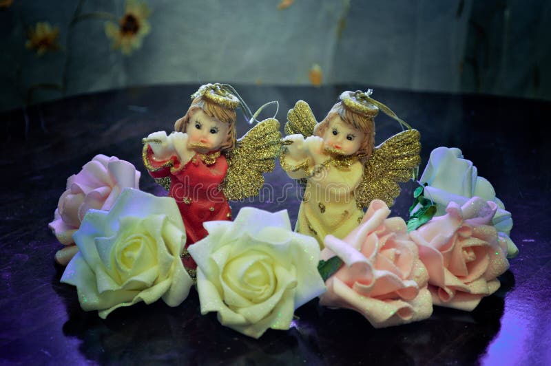 Hauptvorbereitung für die Hochzeit, Budgetdekoration des Hauses und Tabellen, Blumensträuße für Tabellen von weißen und rosa Rose stockfotos Hauptvorbereitung für die Hochzeit, Budgetdekoration des Hauses und Tabellen, Blumensträuße für Tabellen von weißen und rosa Rose stockfotos