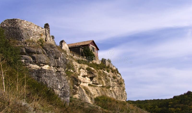 Haus im Felsen stockbild. Bild von felsen, haus 12998029