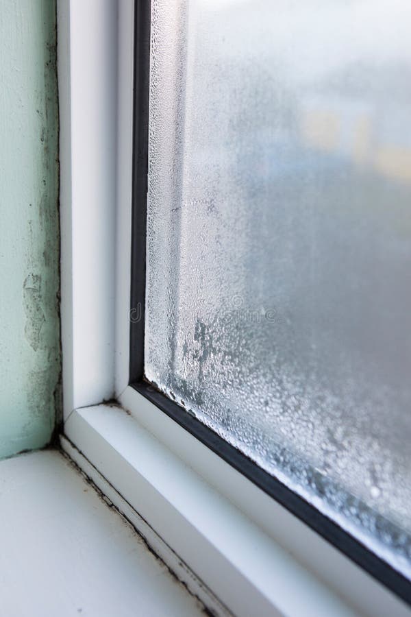 HausFenster Mit Feuchtigkeit Und Kondensation Stockbild
