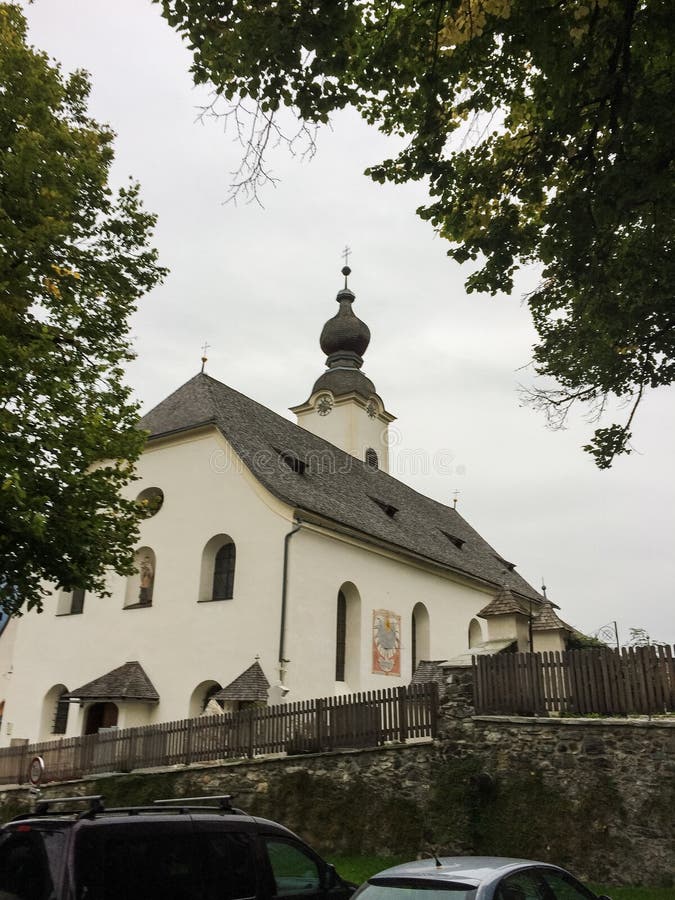Haus im Ennstal, Steiermark/Αυστρία - 16 Σεπτεμβρίου 2016: Λευκό λίγη του χωριού εκκλησία Haus im Ennstal στοκ φωτογραφία Haus im Ennstal, Steiermark/Αυστρία - 16 Σεπτεμβρίου 2016: Λευκό λίγη του χωριού εκκλησία Haus im Ennstal στοκ φωτογραφία