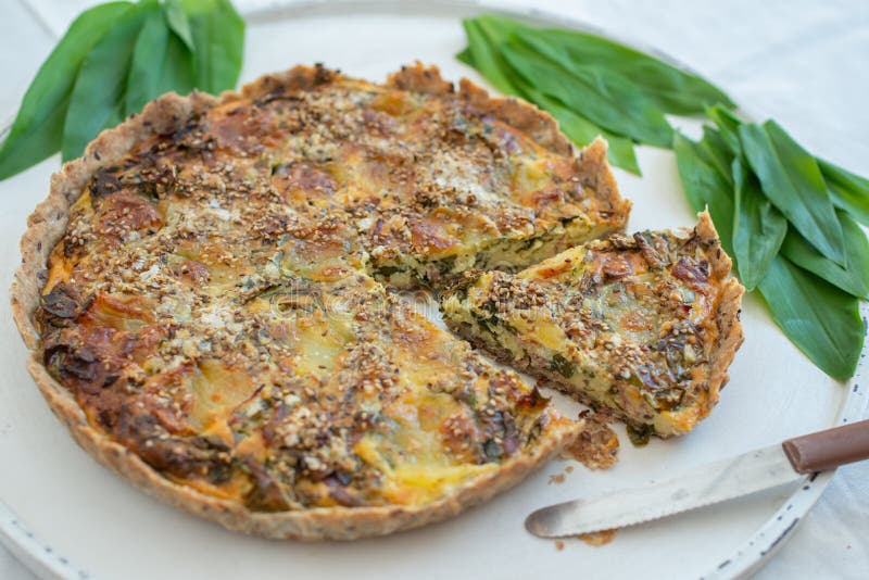 Haus machte wilde garlich Quiche auf einer Tabelle