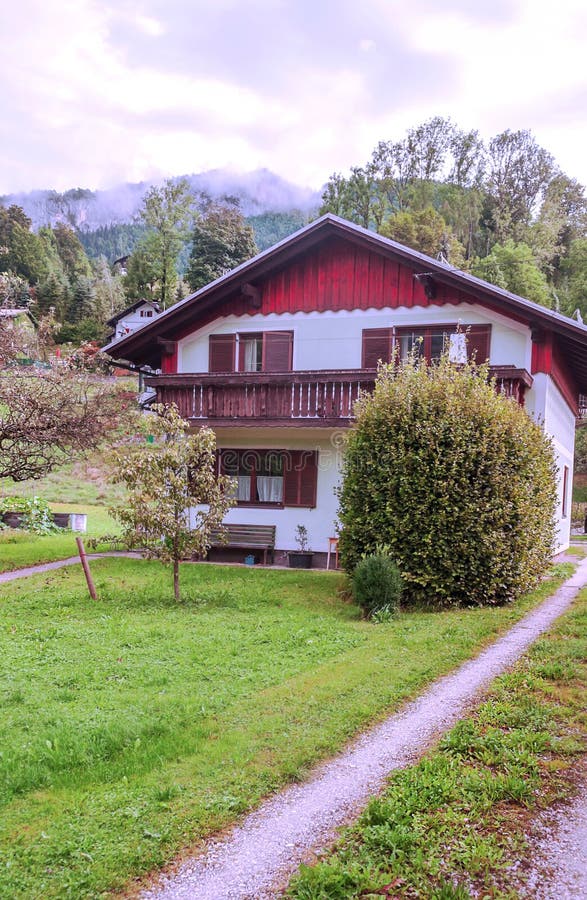 Haus mit Garten und Blumen stockbild. Bild von holland 50533271