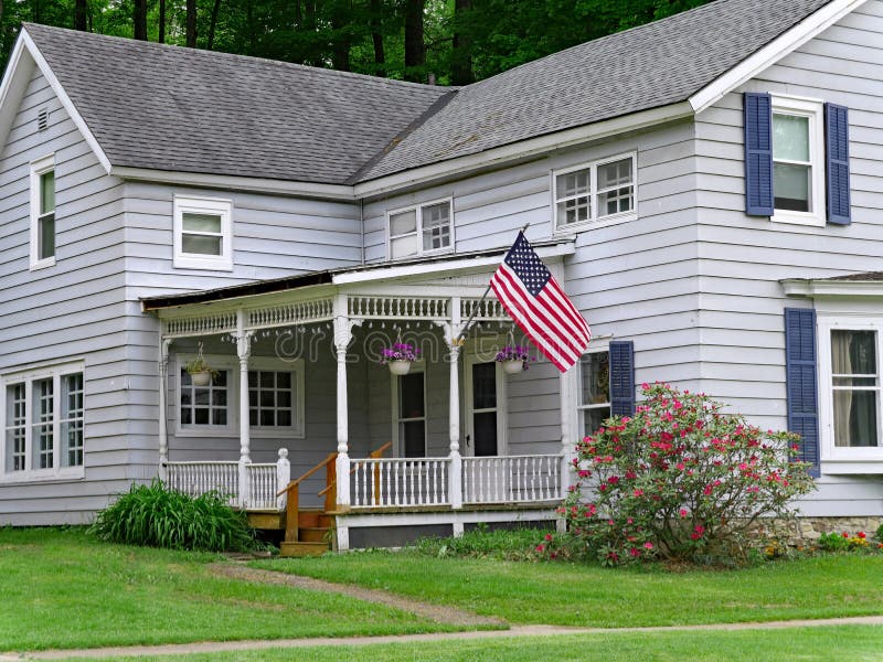 Haus mit großem Portal und amerikanischer Flagge stockfotografie Haus mit großem Portal und amerikanischer Flagge stockfotografie