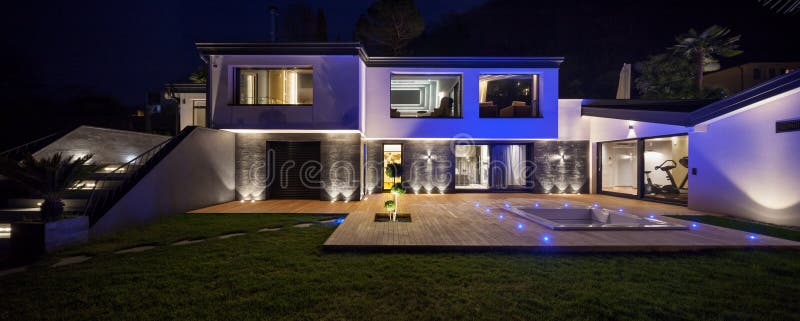 Haus mit Pool am Abend, niemand lizenzfreies stockbild Haus mit Pool am Abend, niemand lizenzfreies stockbild