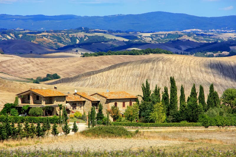 Haus umgeben durch Felder in ` Orcia, Toskana, Italien Val d stockfotos Haus umgeben durch Felder in ` Orcia, Toskana, Italien Val d stockfotos