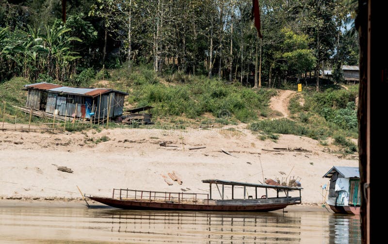 Haus Und Boot Auf Dem Ufer Des Mekongs Stockbild Bild