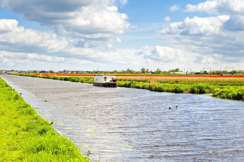 Hausboot auf dem Bewässerungskanal stockfoto Hausboot auf dem Bewässerungskanal stockfoto