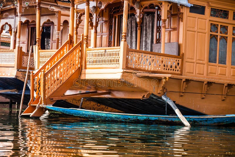 Hausboote, die sich hin- und herbewegenden Luxushotels in Dal Lake, Srinagar.India lizenzfreie stockfotos Hausboote, die sich hin- und herbewegenden Luxushotels in Dal Lake, Srinagar.India lizenzfreie stockfotos