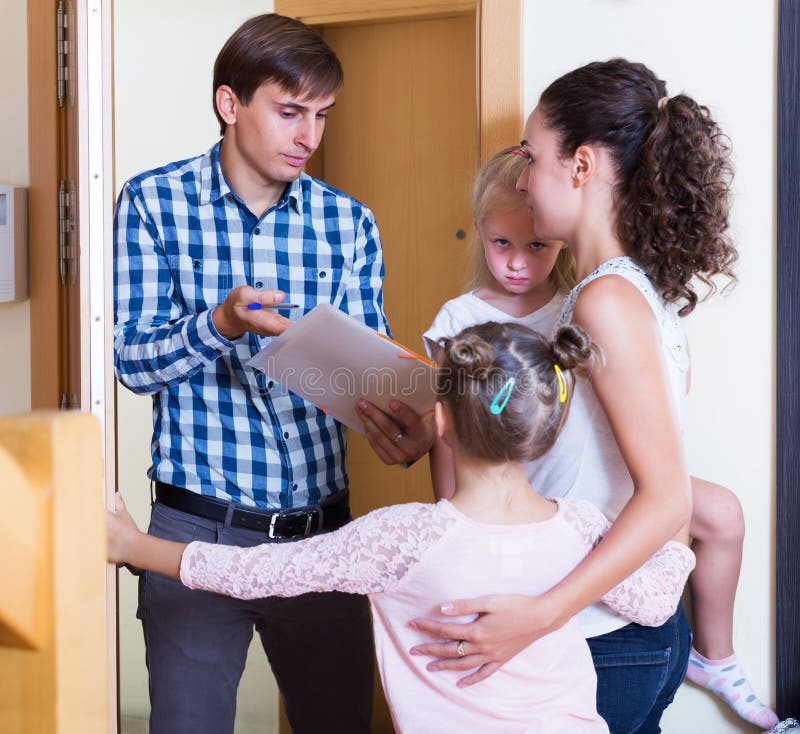 Hauseigentümer, der Familie um Geld bittet lizenzfreies stockbild Hauseigentümer, der Familie um Geld bittet lizenzfreies stockbild