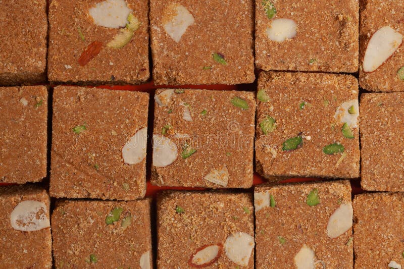 Hausgemachte indianische Mithai-Nachspeise besan gajak barfi. obere Ansicht. lizenzfreies stockbild
