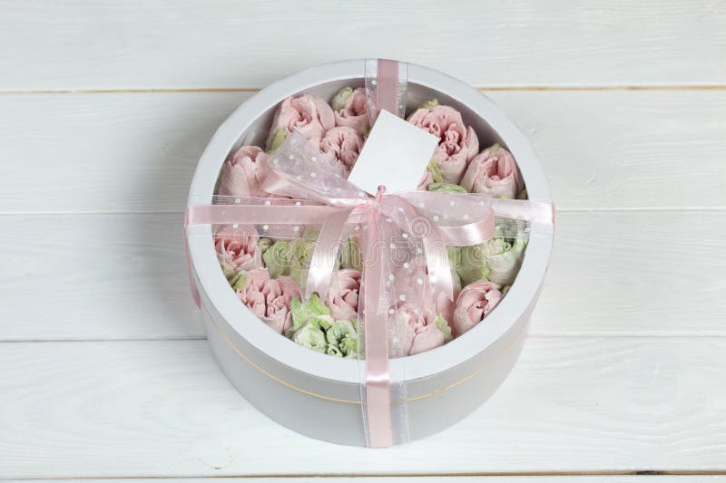 Hausgemachte Marshmallows in einem Karton. Zephyrblumen. Kiste mit transparentem Deckel. Geschenkpackung. mit Band verbunden. Textetikett.
