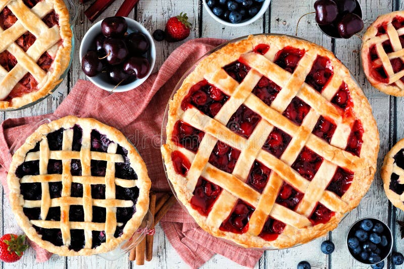 Hausgemachte Obstkuchen auf einem rustikalen Tisch aus weißem Holz lizenzfreie stockbilder