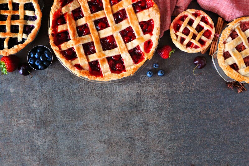 Hausgemachte Obstkuchen oberer Rand über dunklem Hintergrund lizenzfreies stockfoto