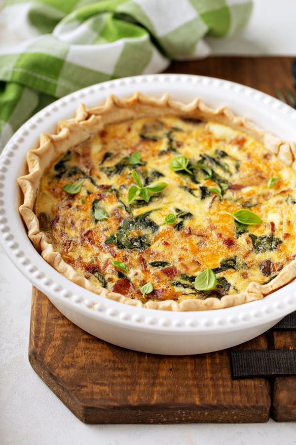 Hausgemachte Quiche Mit Speck Und Spinat Stockbild - Bild von kochen ...