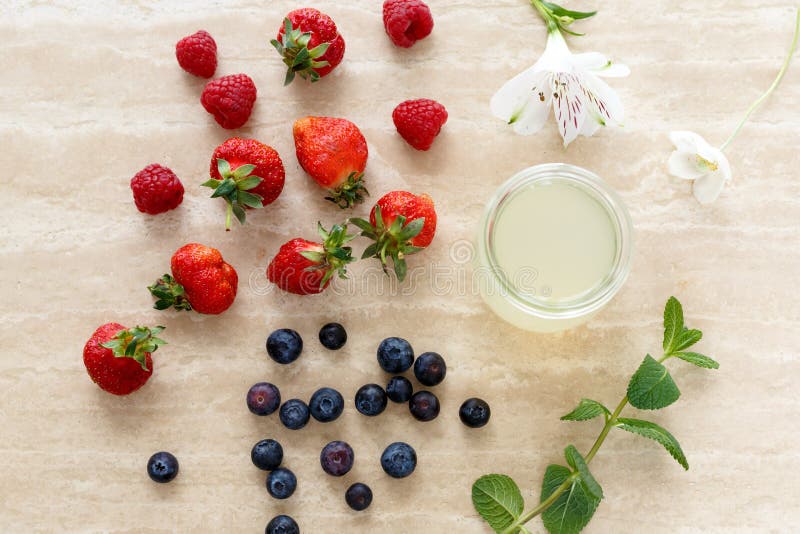 Hausgemachtes Eis mit Beeren zubereiten lizenzfreies stockfoto Hausgemachtes Eis mit Beeren zubereiten lizenzfreies stockfoto