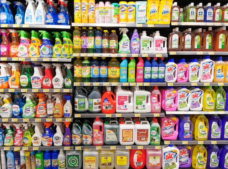 Haushaltsprodukte, Waschmittel und Angebote in den Regalen der Supermärkte