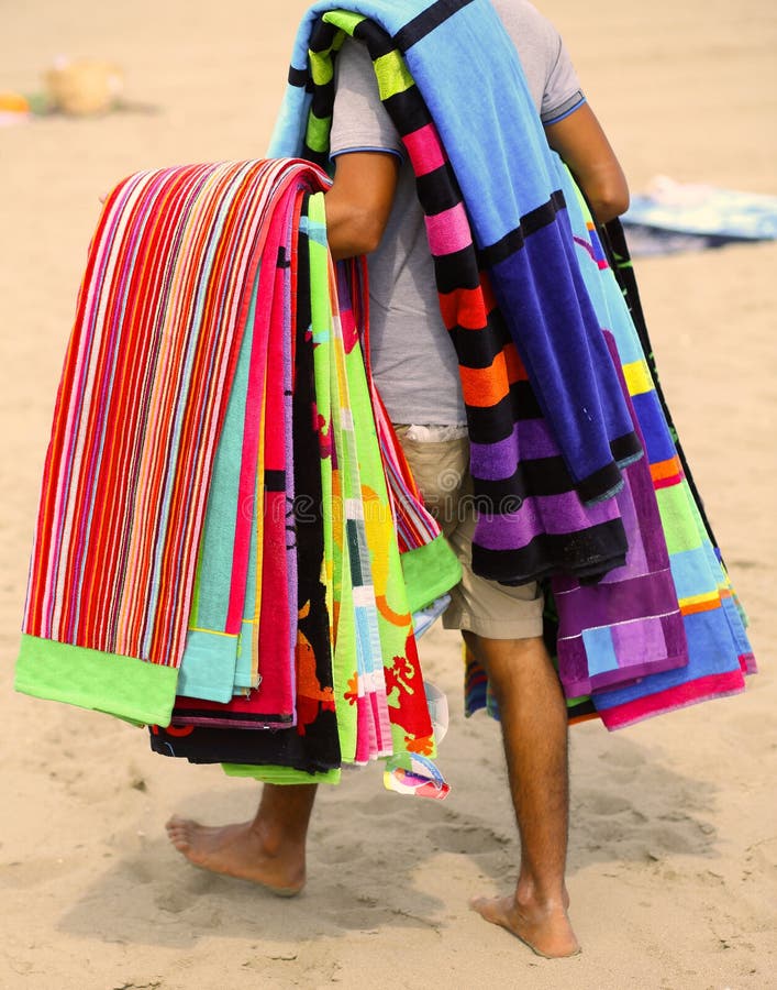 Hausierer von Tüchern und von Badetüchern auf dem Strand im Sommer stockfoto Hausierer von Tüchern und von Badetüchern auf dem Strand im Sommer stockfoto