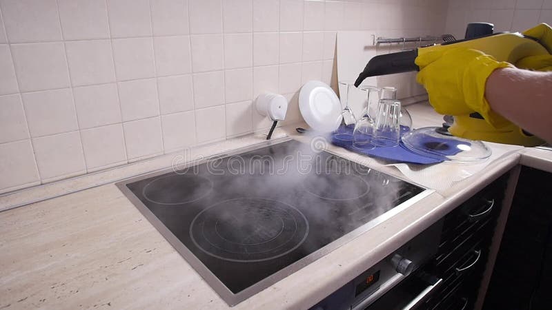 Hausreinigungskonzept Waschküche mit Dampfreiniger