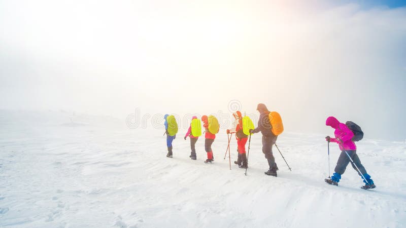 Hausse de grimpeurs dans les montagnes photographie stock Hausse de grimpeurs dans les montagnes photographie stock