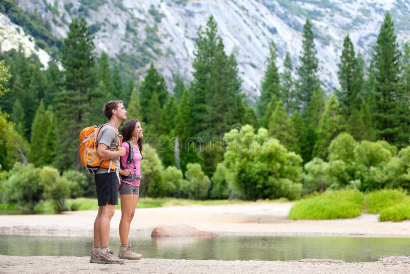Hausse des personnes sur la hausse en nature dans Yosemite