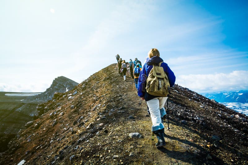 Hausse sur le Kamtchatka : le groupe du randonneur avec le sac à dos entre dans le mounta photographie stock Hausse sur le Kamtchatka : le groupe du randonneur avec le sac à dos entre dans le mounta photographie stock
