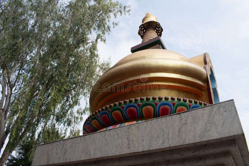 Haut de bouddha coloré stupa ou dôme en forme de structure de relique bouddhiste en angle photographique photo stock