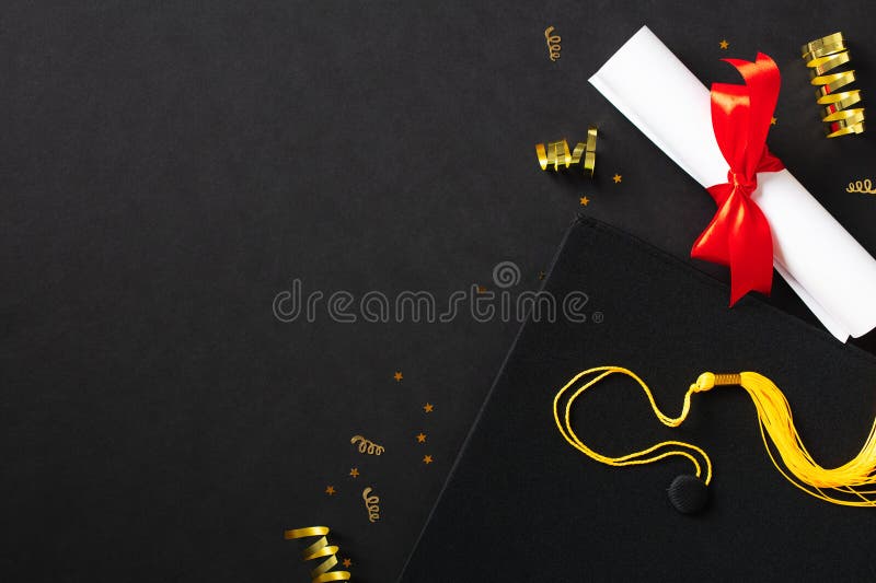 Haut de la page diplôme mortier chapeau or tinsel sur fond noir. concept d'éducation à la fête de graduation images stock