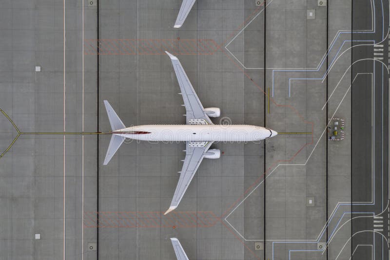Haut en bas de vue dans l'avion comercial dans le parking de l'entretien d'attente de services de tablier de l'aéroport de remplis photo libre de droits