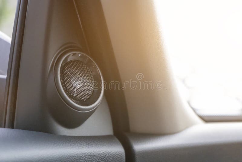 Haut-parleur noir de voiture monté à l'intérieur de la voiture photo libre de droits Haut-parleur noir de voiture monté à l'intérieur de la voiture photo libre de droits