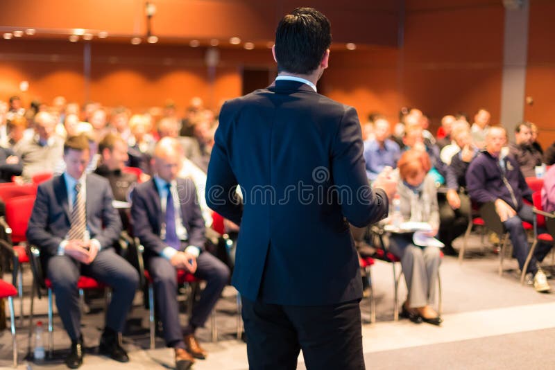 Haut-parleur à la conférence d'affaires et à la présentation images stock Haut-parleur à la conférence d'affaires et à la présentation images stock