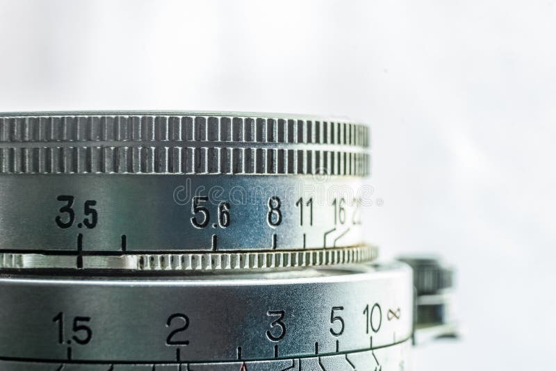 Haut plan rapproché principal d'un vieil objectif de caméra de vintage photographie stock libre de droits Haut plan rapproché principal d'un vieil objectif de caméra de vintage photographie stock libre de droits