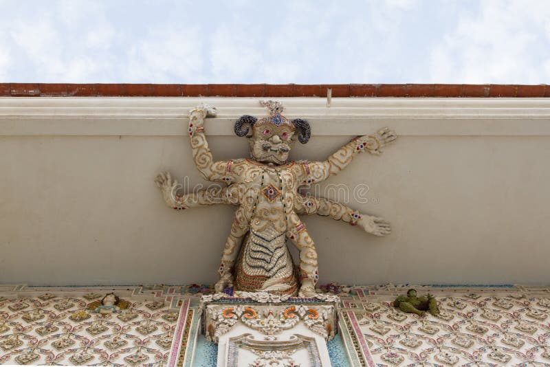 Haut-reliëfbeeldhouwwerk van monster met ceramisch, Wat Par wordt verfraaid dat stock foto Haut-reliëfbeeldhouwwerk van monster met ceramisch, Wat Par wordt verfraaid dat stock foto