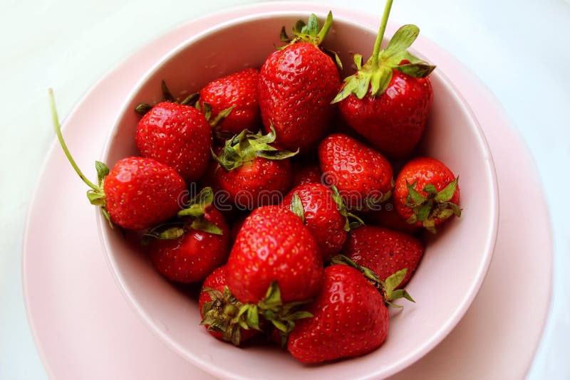 Haut ?troit de fraise Les baies rouges de vitamine fraîche suivent un régime la nourriture savoureuse d'été végétarien photographie stock libre de droits Haut ?troit de fraise Les baies rouges de vitamine fraîche suivent un régime la nourriture savoureuse d'été végétarien photographie stock libre de droits