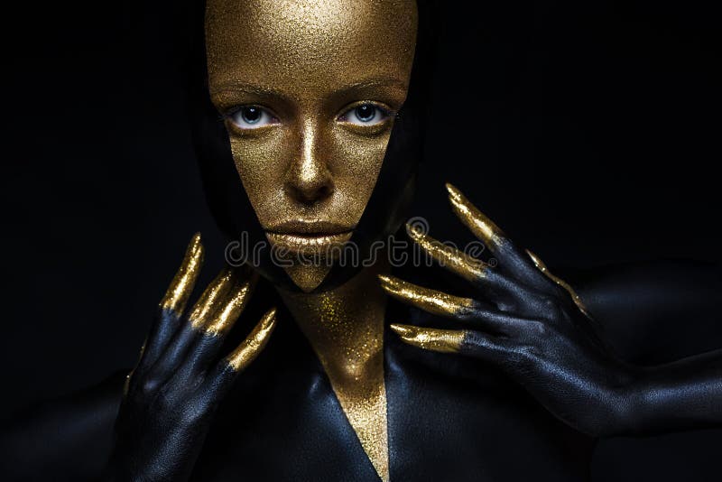 Haute Couture-Modell mit Schwarzem und Goldleder, goldene Finger Lokalisiert auf weiblichem Gesicht schwarzer Hintergrund Schönhe stockfoto Haute Couture-Modell mit Schwarzem und Goldleder, goldene Finger Lokalisiert auf weiblichem Gesicht schwarzer Hintergrund Schönhe stockfoto