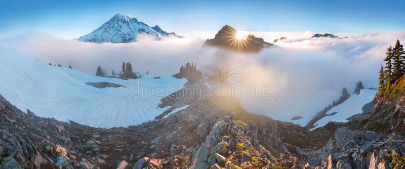 Haute de lumière de matin au-dessus de la couche de nuage sur le mont Rainier Belle région de Paradise, l'état de Washington, Eta photo stock Haute de lumière de matin au-dessus de la couche de nuage sur le mont Rainier Belle région de Paradise, l'état de Washington, Eta photo stock