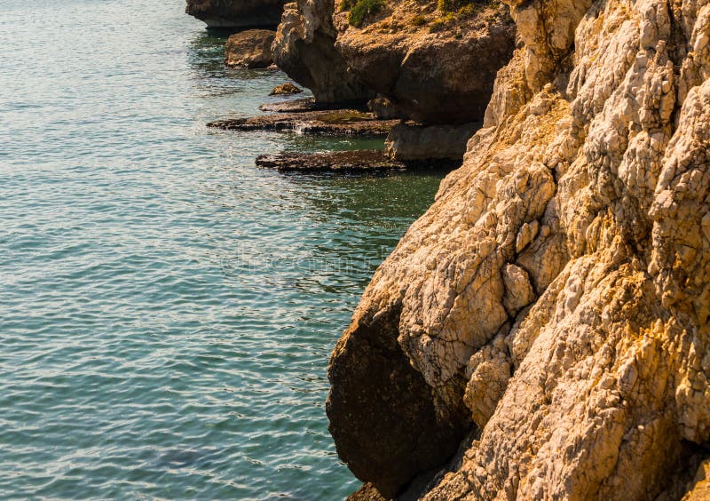 Haute falaise fond au-dessus de mer, mer d'été, beaucoup éclaboussant photographie stock libre de droits Haute falaise fond au-dessus de mer, mer d'été, beaucoup éclaboussant photographie stock libre de droits