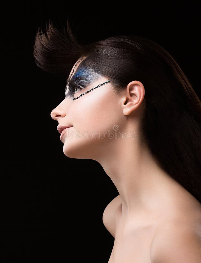 Haute mody. Futurystyczna brunetka z Kruszcowymi Rhinestones. Fantastyczny Niezwykły Makeup obrazy stock Haute mody. Futurystyczna brunetka z Kruszcowymi Rhinestones. Fantastyczny Niezwykły Makeup obrazy stock