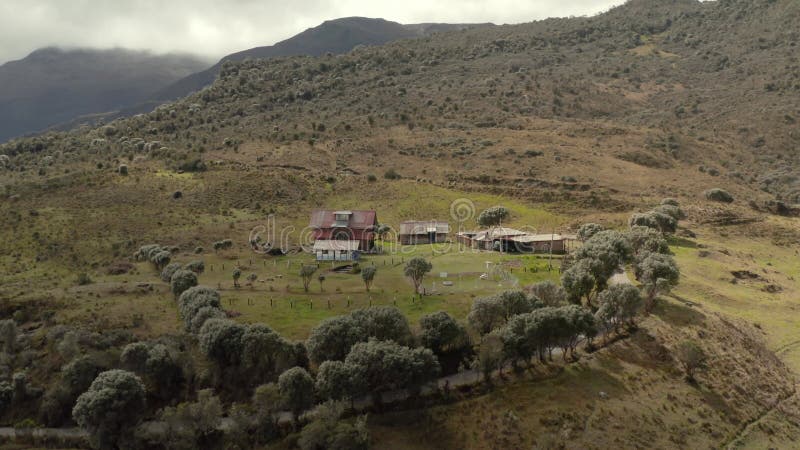 Haute montagne paysage drone vue aérienne dans les Andes avec des fermes banque de vidéos