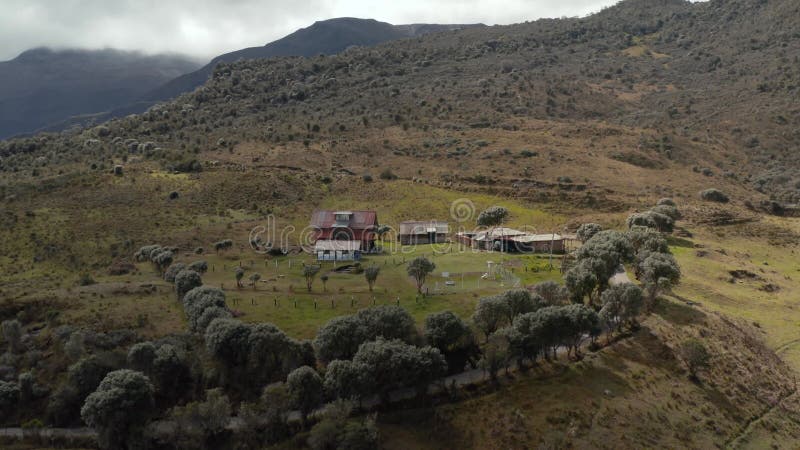 Haute montagne paysage drone vue aérienne dans les Andes avec des fermes banque de vidéos