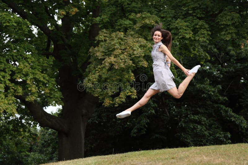 Haute sur le beau saut sexy de femme de réussite image stock Haute sur le beau saut sexy de femme de réussite image stock