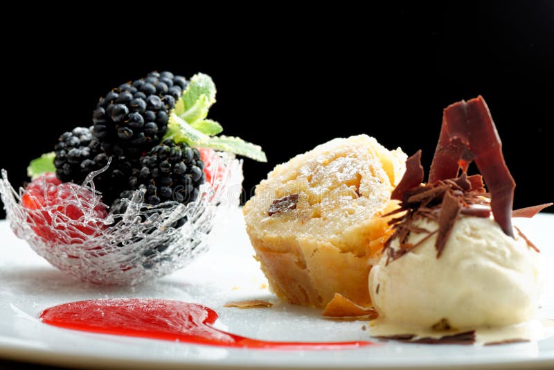 Hautekeuken, strudel met roomijs en bessendessert op restaurantlijst stock foto's Hautekeuken, strudel met roomijs en bessendessert op restaurantlijst stock foto's