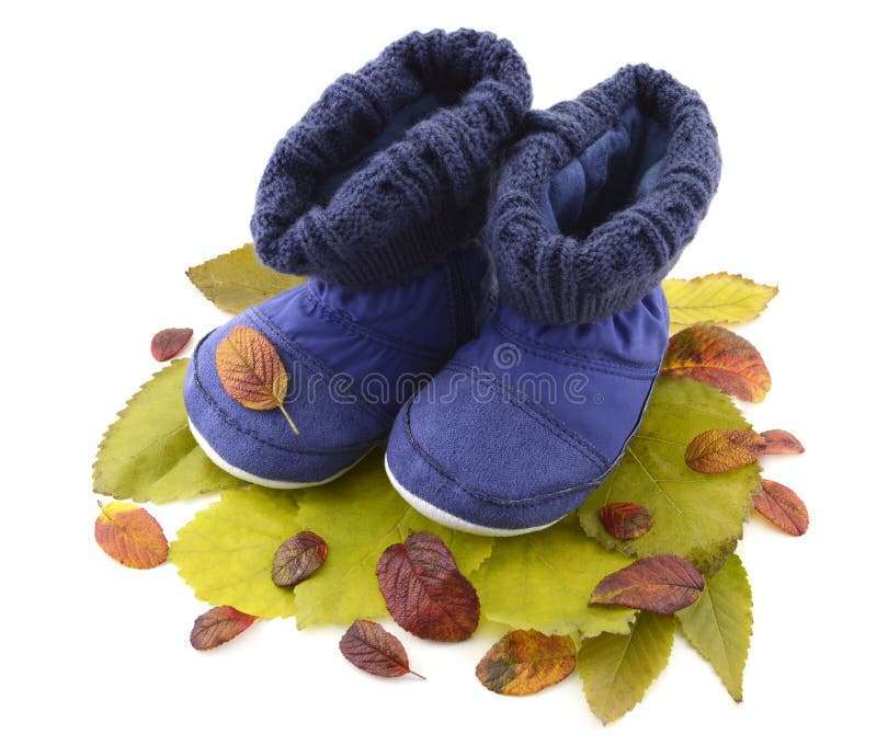 Hautes bottes d'enfants sur des feuilles photographie stock Hautes bottes d'enfants sur des feuilles photographie stock