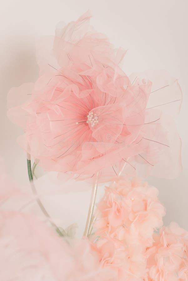 Hautes Fleurs Artificielles. Fleur Géante Artificielle. Zone De Mariage. Fleurs  Artificielles Avec Des Mains Propres. Image stock - Image du beauté,  décoration: 211110281