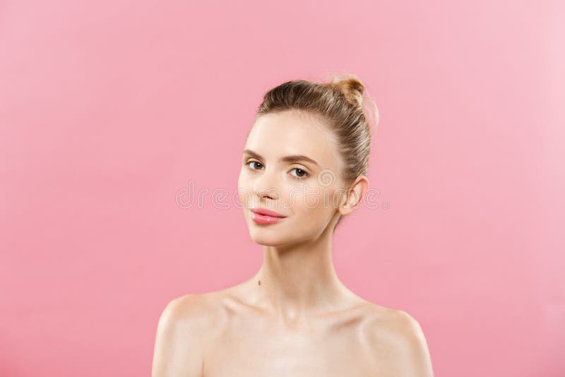 Hautpflege-Konzept - reizend junge kaukasische Frau mit perfekter Make-upfotomontage des Brunettemädchens ein getrennt worden lizenzfreies stockbild Hautpflege-Konzept - reizend junge kaukasische Frau mit perfekter Make-upfotomontage des Brunettemädchens ein getrennt worden lizenzfreies stockbild