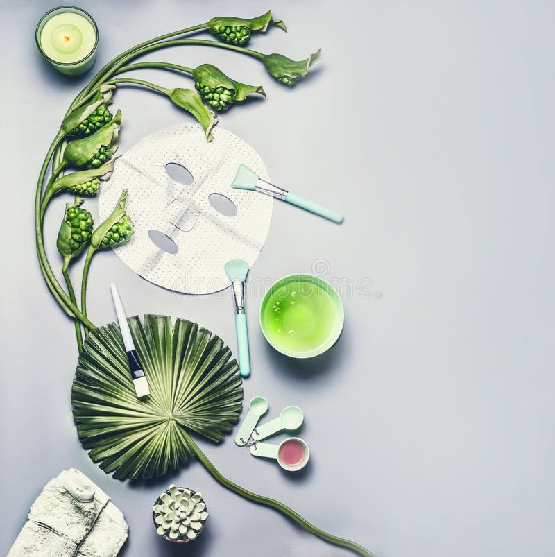 Hautpflegekosmetik und Gesichtsblattmaske Verschiedenes Serum-, Creme- und Gelkosmetikprodukt mit tropischen Blättern und Blumen lizenzfreies stockfoto Hautpflegekosmetik und Gesichtsblattmaske Verschiedenes Serum-, Creme- und Gelkosmetikprodukt mit tropischen Blättern und Blumen lizenzfreies stockfoto